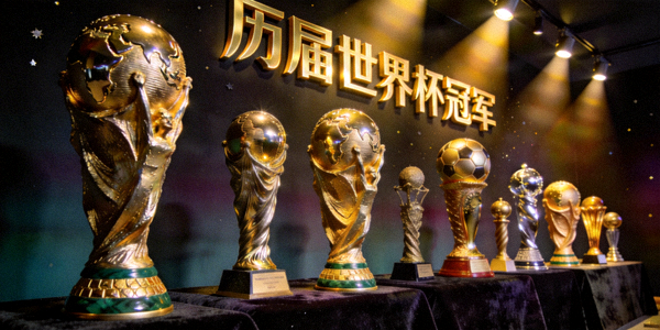 历届世界杯冠军奖杯陈列在灯光下的荣耀展示